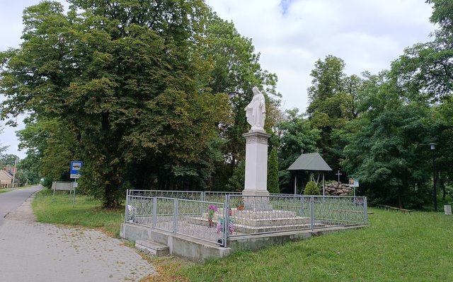 Fot. Figura w miejscu dawnego kościoła.